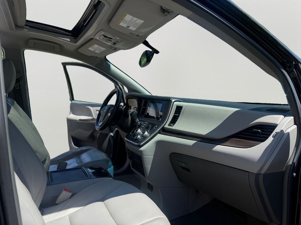 2017 Toyota Sienna XLE Premium 8 Passenger