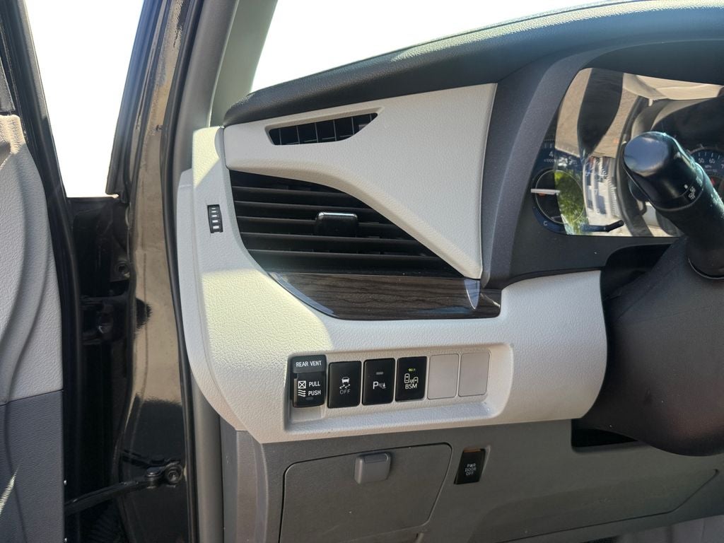 2017 Toyota Sienna XLE Premium 8 Passenger
