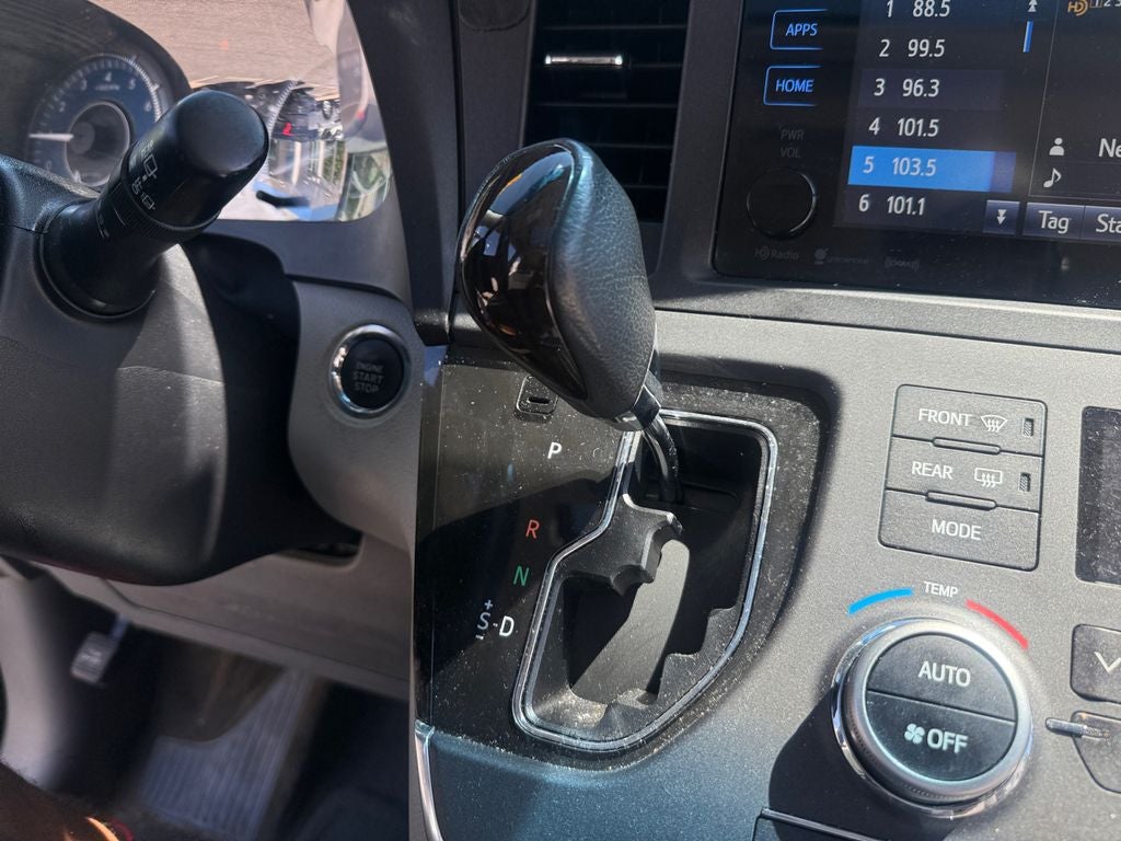 2017 Toyota Sienna XLE Premium 8 Passenger