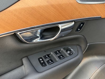 2021 Volvo XC90 T6 Momentum