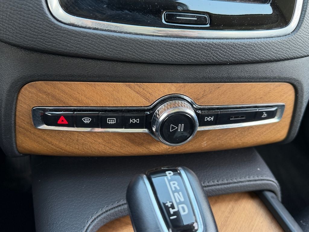 2021 Volvo XC90 T6 Momentum