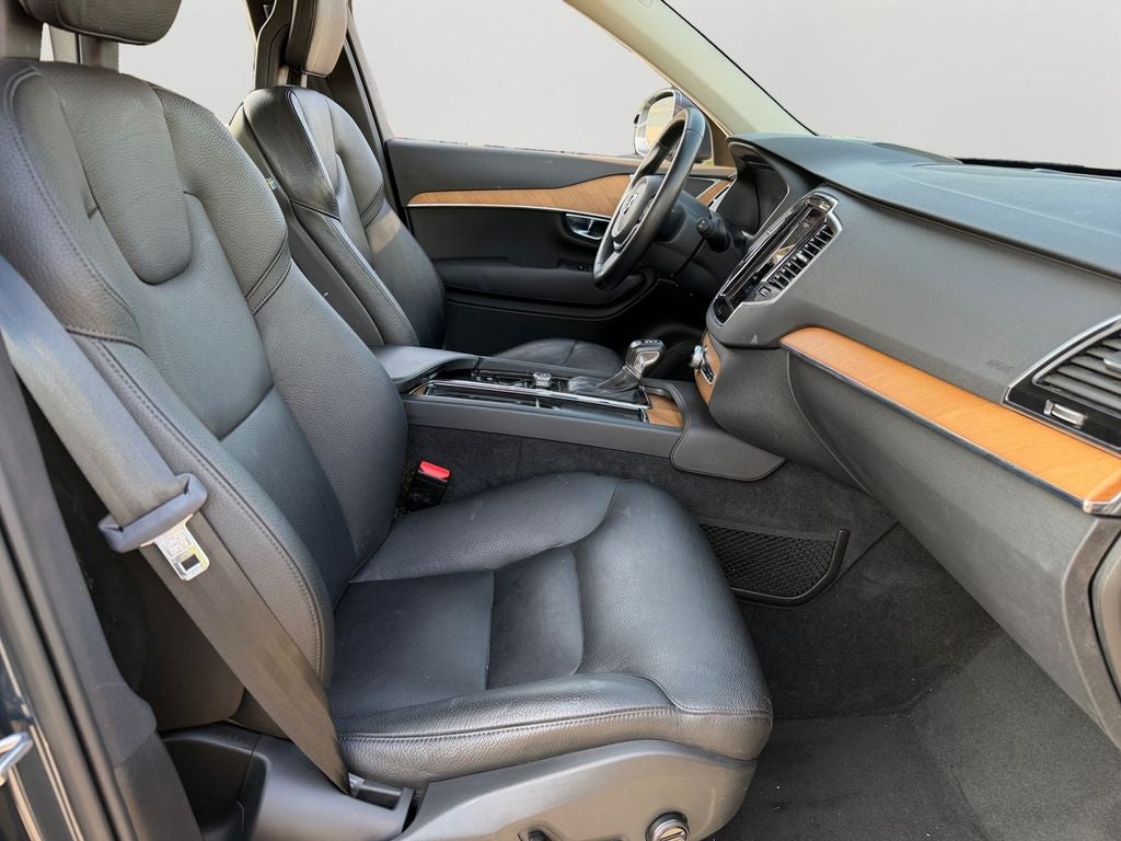 2021 Volvo XC90 T6 Momentum
